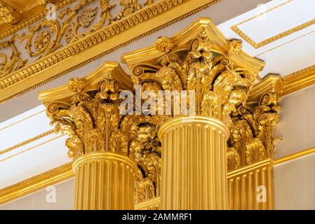 L'intérieur de la salle des armoiries dans l'Ermitage d'État un musée d'art et de culture à Saint-Pétersbourg, en Russie. Banque D'Images