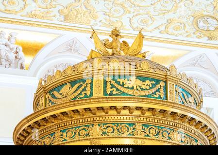 L'intérieur de la salle des armoiries dans l'Ermitage d'État un musée d'art et de culture à Saint-Pétersbourg, en Russie. Banque D'Images