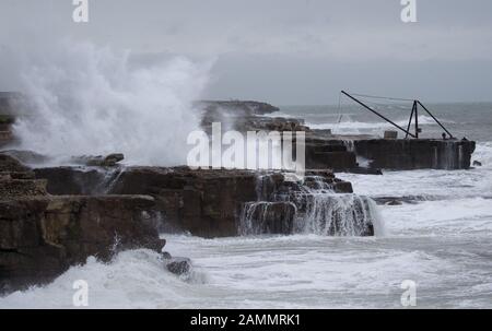 Les vagues s'écrasent contre le rivage à Portland Bill à Dorset. Banque D'Images