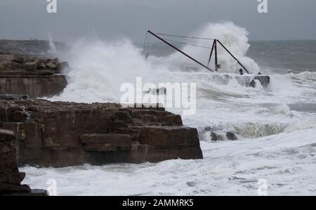 Les vagues s'écrasent contre le rivage à Portland Bill à Dorset. Banque D'Images