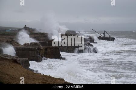 Les vagues s'écrasent contre le rivage à Portland Bill à Dorset. Banque D'Images