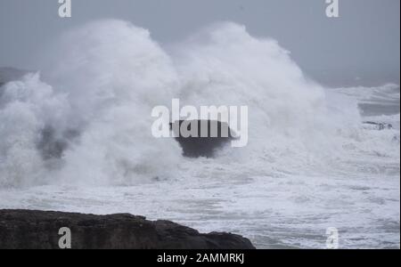 Les vagues s'écrasent contre le rivage à Portland Bill à Dorset. Banque D'Images