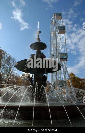 La fontaine des batailles (Fuente de las Batalas), Plaza de la Puerta Real, Grenade, Espagne. Banque D'Images