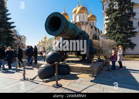 Moscou, RUSSIE-APRIL14,2018 : Le Tsar Cannon exposé sur le terrain du Kremlin de Moscou. C'est un monument de l'art russe de la coulée d'artillerie à Mosc Banque D'Images