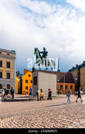 Stockholm, SUÈDE-JULY13,2019: Touristes à Slottsbacken près de la cathédrale de Stockholm et du Palais Royal en été. Slottsbacken est une rue à Gamla Banque D'Images