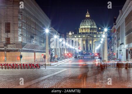 Rome, Italie. Basilique Saint-Pierre de la via della Conciliazione la nuit avec à noël avec les gens et le passage à niveau Banque D'Images