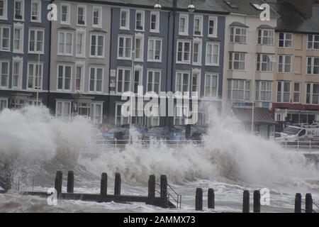 Aberystwyth Pays de Galles Royaume-Uni Météo 14 janvier 2020. La pluie torrentielle associée à de graves vents de force de gale battent les zones côtières de l'ouest du Pays de Galles, d'énormes vagues entraînées par le fort vent éclaboussé contre le mur du port et le front de promenade d'Aberystwyth : crédit: Mike davies/Alay Live News Banque D'Images