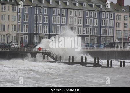 Aberystwyth Pays de Galles Royaume-Uni Météo 14 janvier 2020. La pluie torrentielle associée à de graves vents de force de gale battent les zones côtières de l'ouest du Pays de Galles, d'énormes vagues entraînées par le fort vent éclaboussé contre le mur du port et le front de promenade d'Aberystwyth : crédit: Mike davies/Alay Live News Banque D'Images