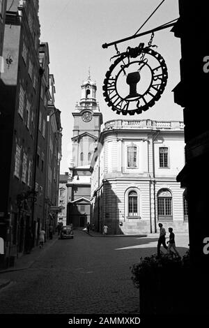 Blick auf den Turm der Nikolaikirche in der Stockholmer Altstadt, 1969. Vue sur la tour de l'église Saint-Nicolas dans la vieille ville de Stockholm, 1969. Banque D'Images