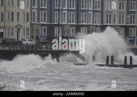 Aberystwyth Pays de Galles Royaume-Uni Météo 14 janvier 2020. La pluie torrentielle associée à de graves vents de force de gale battent les zones côtières de l'ouest du Pays de Galles, d'énormes vagues entraînées par le fort vent éclaboussé contre le mur du port et le front de promenade d'Aberystwyth : crédit: Mike davies/Alay Live News Banque D'Images