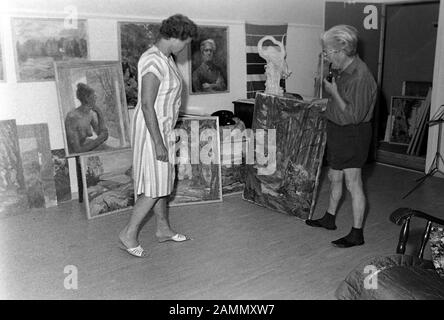 Zu Besuch bei Kunstmaler Eric Johannson, dessen Werk im Dritten Reich als entartet eingestuft wurde, dans Lövbrunna Haus auf seinem Gard bei Täby, 1969. Visiter peintre Eric Johannson, dont le travail a été classé comme dégénérer pendant le Troisième Reich, dans son domicile à Lövbrunna Gard près de Täby, 1969. Banque D'Images