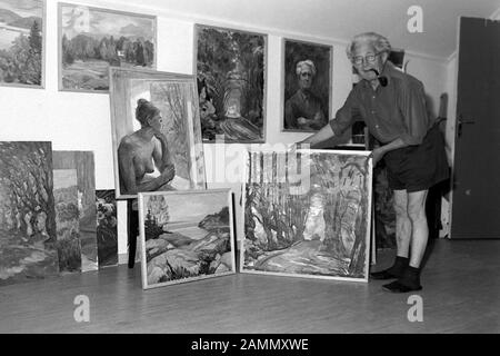 Zu Besuch bei Kunstmaler Eric Johannson, dessen Werk im Dritten Reich als entartet eingestuft wurde, dans Lövbrunna Haus auf seinem Gard bei Täby, 1969. Visiter peintre Eric Johannson, dont le travail a été classé comme dégénérer pendant le Troisième Reich, dans son domicile à Lövbrunna Gard près de Täby, 1969. Banque D'Images