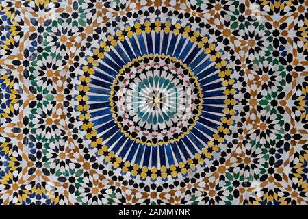 Modèle 24 étoiles coloré dans un design géométrique islamique traditionnel de l'intérieur de Kasbah Telouet, au Maroc. Banque D'Images