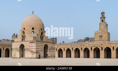 Cour intérieure de la mosquée Ibn Tulun historique avec fontaine d'ablution et le minaret, Sayyida Zaynab district, Le Caire, Égypte médiévale Banque D'Images