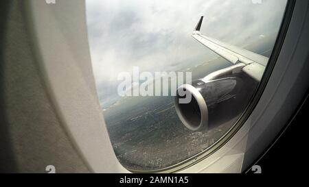 Vue par la fenêtre sur l'aile d'avion et le moteur, risque d'accident pendant le vol Banque D'Images