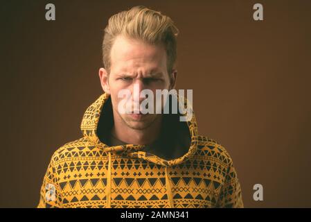 Studio shot of young man wearing hoodie Banque D'Images