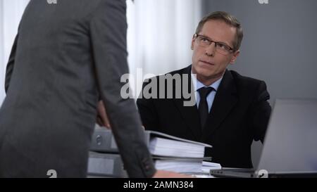 Comptable d'entreprise recevant du travail supplémentaire, se sentir sous pression, surtravaillé Banque D'Images