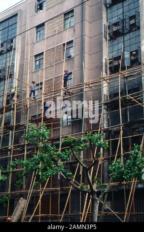 Baugerüst aus Bambusrohr an einer Hausfassade, Chine 1980er Jahre. Échafaudage en bambou sur le devant d'un bâtiment, Chine années 80. Banque D'Images