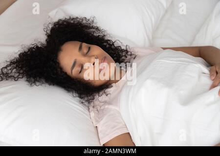 Femme africaine dormant dans le lit vue rapprochée Banque D'Images