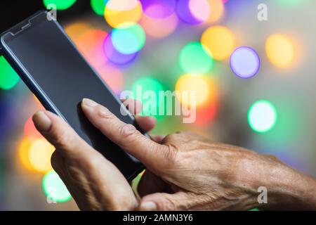 Gros plan sur une femme âgée à l'aide d'un smartphone Banque D'Images