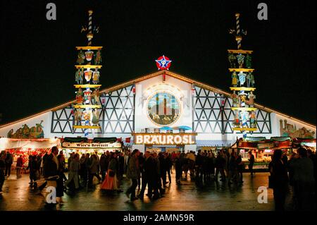 Visiteurs au festival de la bière de l'Oktoberfest à Munich, Bavière, Allemagne, Europe, 01. Octobre 2003 Banque D'Images