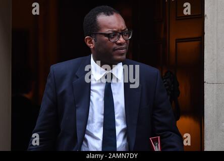 Downing Street, London, UK. 14 janvier 2020. Kwasi Kwarteng, Ministre d'État pour les affaires, l'énergie et croissance saine, quitte Downing Street après la réunion hebdomadaire du cabinet. Credit : Malcolm Park/Alamy Live News. Banque D'Images