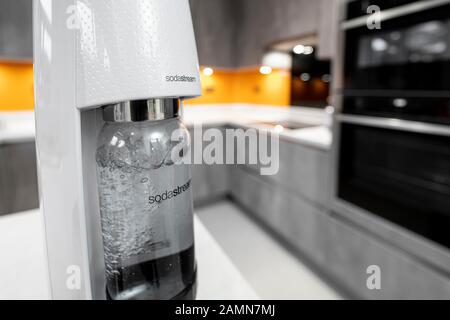 Sodastream dans une cuisine moderne gris contemporain Banque D'Images