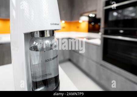 Sodastream dans une cuisine moderne gris contemporain Banque D'Images