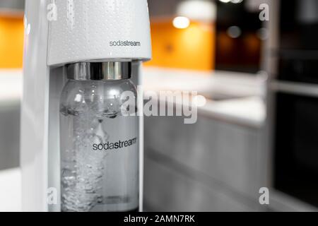 Sodastream dans une cuisine moderne gris contemporain Banque D'Images