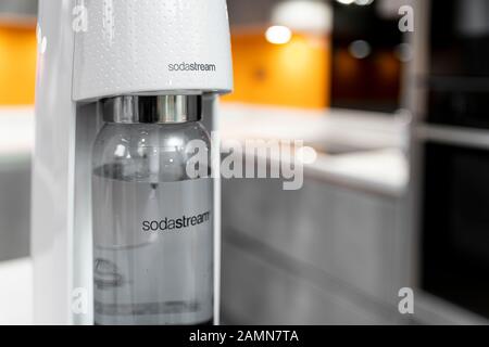 Sodastream dans une cuisine moderne gris contemporain Banque D'Images