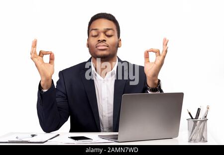 Black man in office de faire face au stress Banque D'Images