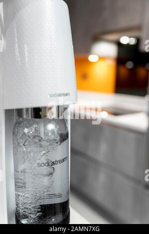 Sodastream dans une cuisine moderne gris contemporain Banque D'Images