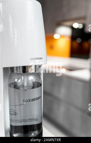 Sodastream dans une cuisine moderne gris contemporain Banque D'Images