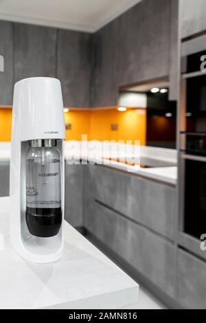 Sodastream dans une cuisine moderne gris contemporain Banque D'Images