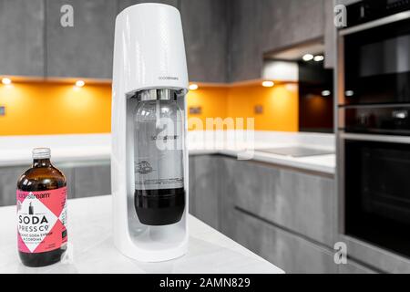 Sodastream dans une cuisine moderne gris contemporain Banque D'Images