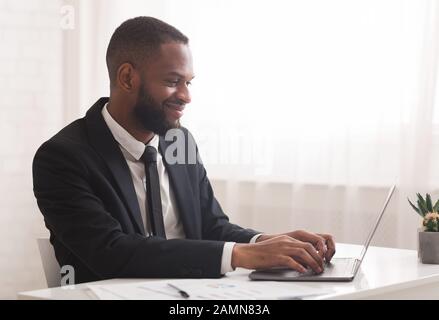 Un homme d'affaires heureux discutant avec des clients ou des partenaires Banque D'Images