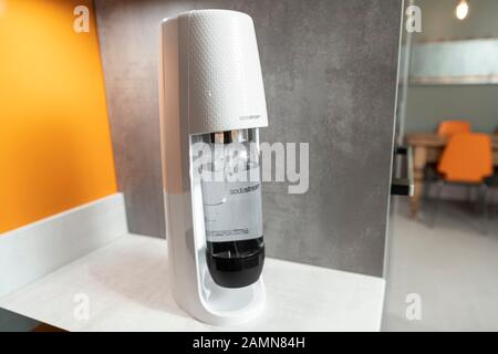 Sodastream dans une cuisine moderne gris contemporain Banque D'Images