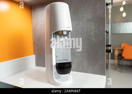 Sodastream dans une cuisine moderne gris contemporain Banque D'Images