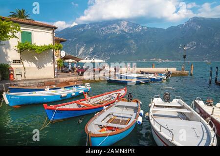 LIMONE sul Garda, ITALIE - 13 juin 2019 : Le petit port sous les Alpes rocks sur le Lago di Garda Lake. Banque D'Images