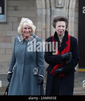 La princesse royale (à droite) de l'Université d'Aberdeen, où elle a reçu un diplôme honorifique de sa belle-sœur, La duchesse de Cornwall (connue sous le nom de duchesse de Rothesay en Écosse) (à gauche). Banque D'Images