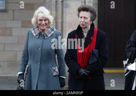 La princesse royale (à droite) de l'Université d'Aberdeen, où elle a reçu un diplôme honorifique de sa belle-sœur, La duchesse de Cornwall (connue sous le nom de duchesse de Rothesay en Écosse) (à gauche). Banque D'Images