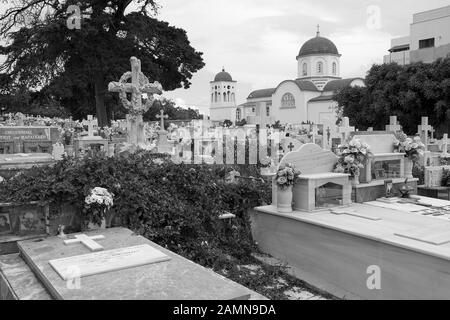 Cimetière traditionnel de l'église grecque/crétoise, vue ici en monochrome et à Rethymnon sur l'île de Crète. Banque D'Images