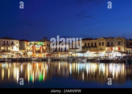 Le port vénitien de Rethymnon, en Crète, a vu ici une belle soirée en début d'été avec ses restaurants traditionnels. Banque D'Images