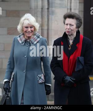 La princesse royale (à droite) de l'Université d'Aberdeen, où elle a reçu un diplôme honorifique de sa belle-sœur, La duchesse de Cornwall (connue sous le nom de duchesse de Rothesay en Écosse) (à gauche). Banque D'Images