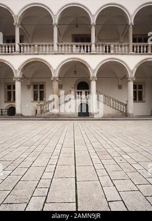 Galeries à arcades et la cour, le château de Wawel, Cracovie, Pologne Banque D'Images