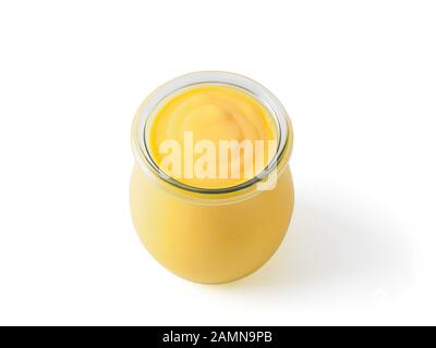 Lassi à la mangue jaune en verre sur fond blanc. Boisson au yaourt à la mangue indienne isolée sur blanc Banque D'Images