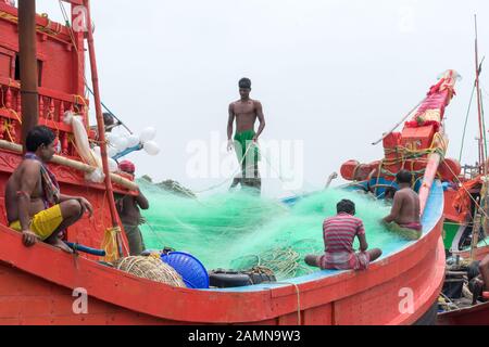 Communauté de pêcheurs préparation du filet filet filet filet de pêche commercial filet noué avant de lancer Du Matériel de pêche pour pêcher le poisson sur un Bo de pêche Banque D'Images