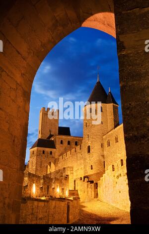 Porte d'porte d'Aude à ville fortifiée de Carcassonne au crépuscule, Languedoc-Roussillon, France Banque D'Images