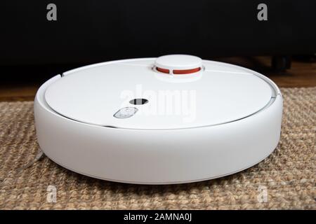 Aspirateur Robot travaillant sur un tapis top view concept Banque D'Images