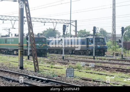 Ligne unique trains de voyageurs de chemins de fer indiens se tenant sur une longue voie ferrée avant les passages à niveau. Chemin De Fer Du Sud-Est, Old Howrah Kolkata New Banque D'Images